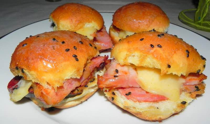 Hawaiian Baked Ham And Swiss Sandwiches 99easyrecipes Hawaiian Baked Ham And Swiss Sandwiches 99easyrecipes