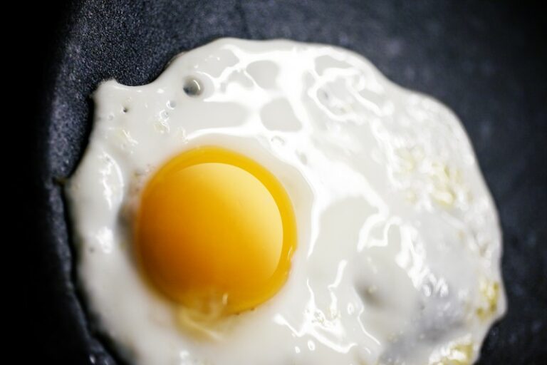 EIGHT COMMON THINGS YOU ARE DOING WRONG WHEN COOKING EGGS 99easyrecipes