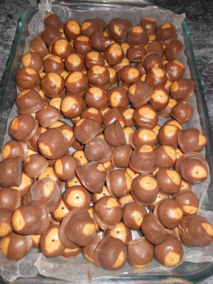 Peanut butter balls aka Buckeye Balls – 99easyrecipes