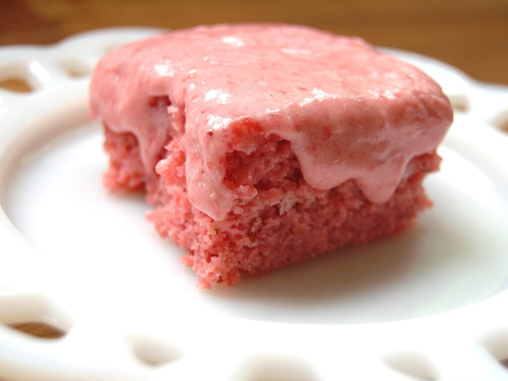 Strawberry Cake with Thick Strawberry Glaze 99easyrecipes